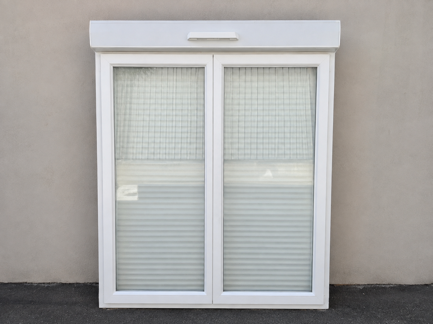 Fenêtre PVC 2 vantaux, volet roulant en coffre