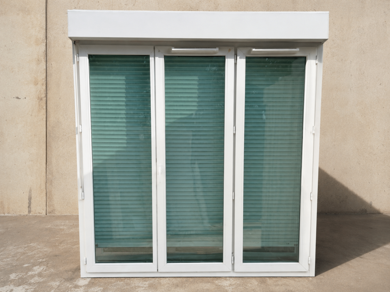 Fenêtre PVC 3 vantaux avec coffre de volet roulant