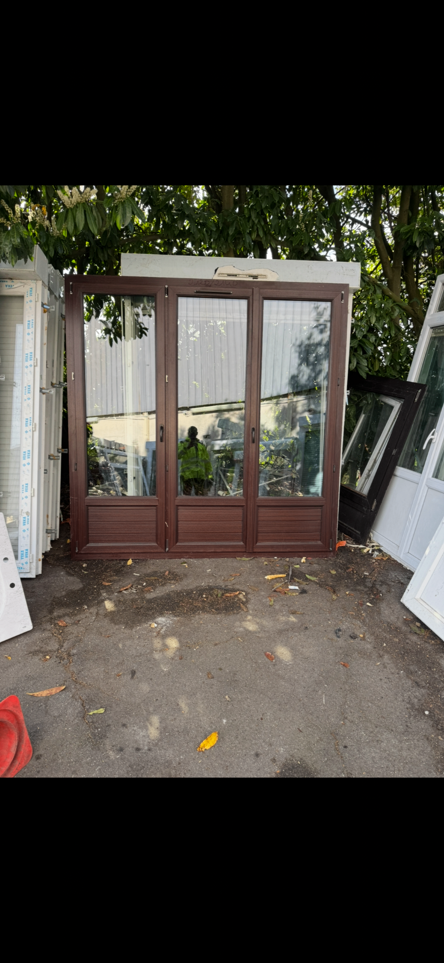 Fenêtre 3 vantaux finition bois acajou avec soubassement