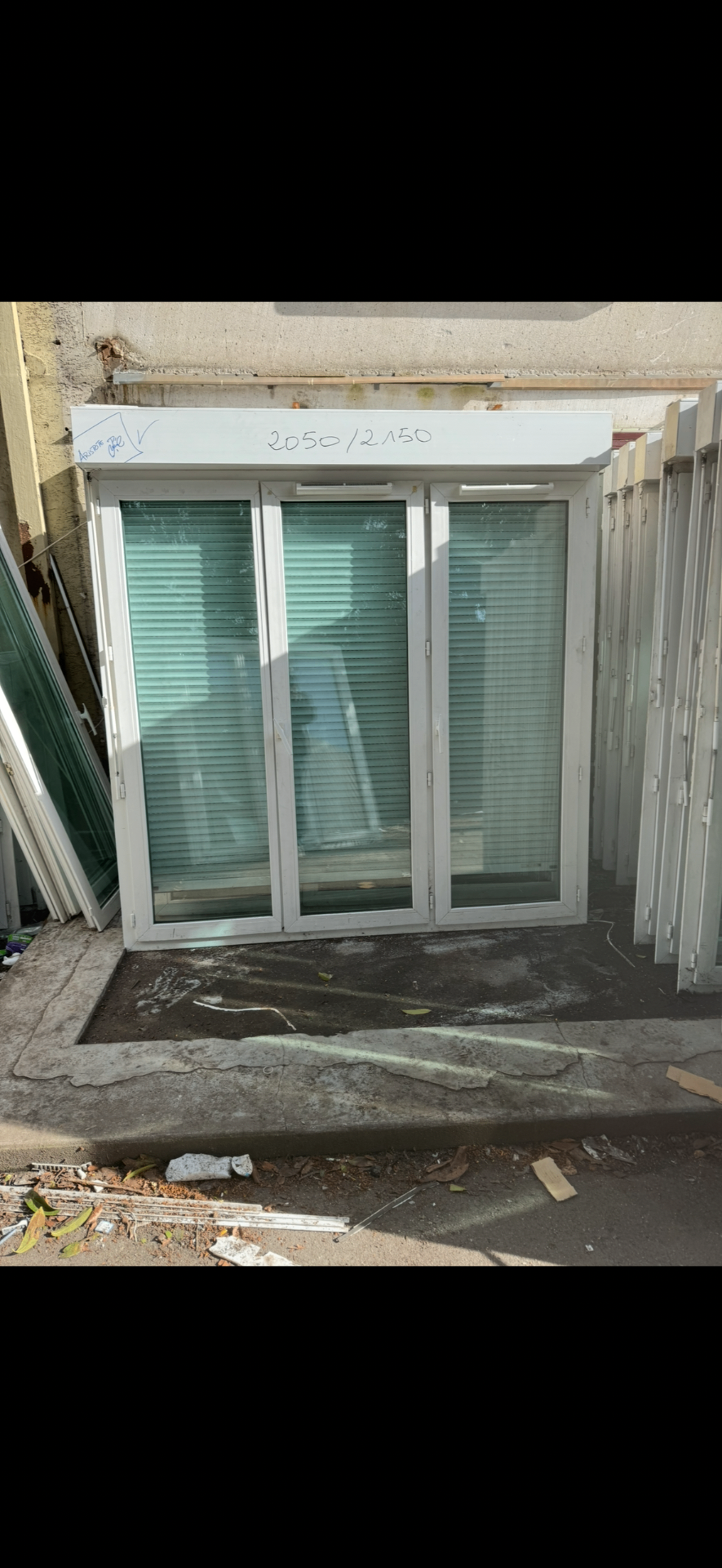Porte-fenêtre PVC 3 vantaux volets intégrés — 2050 x 2150 mm